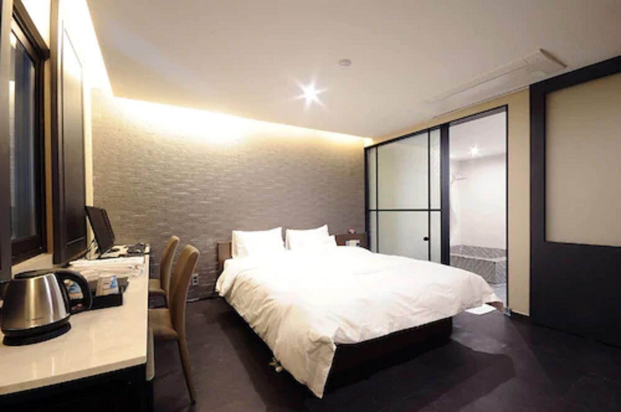 Queens Hotel Seomyeon Пусан Екстериор снимка