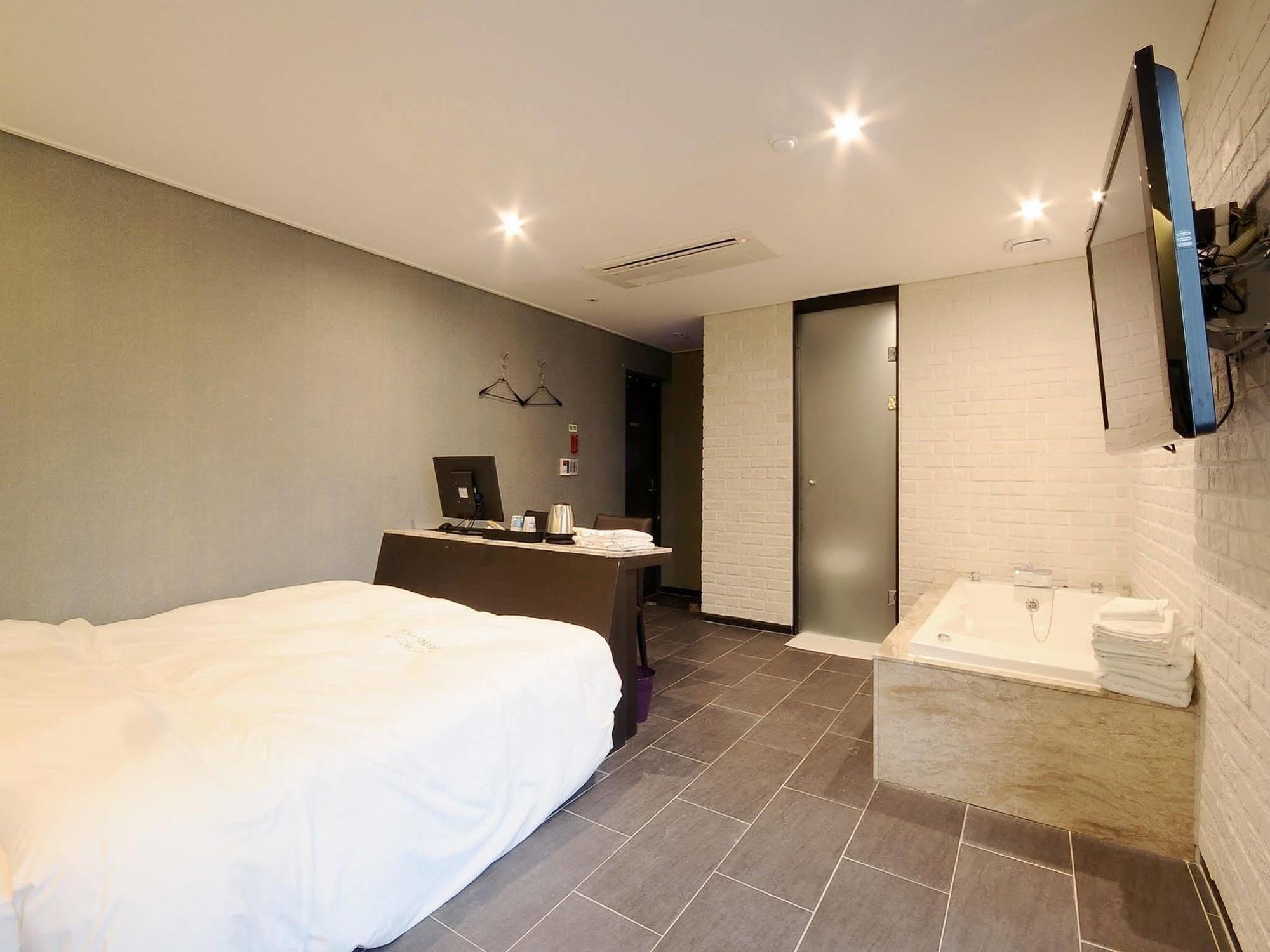 Queens Hotel Seomyeon Пусан Екстериор снимка